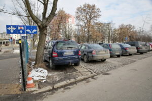 Parkowanie na terenie szpitala na Czarnowie / Marzena Mąkosa / Radio Kielce