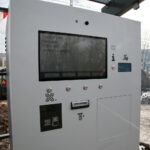 Szlaban przed szpitalem na Czarnowie. Automat do biletów  / Marzena Mąkosa / Radio Kielce