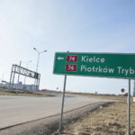 Miejsce gdzie ma powstać rondo. Skrzyżowanie ulic Maciejówki i drogi nr 74 / Marzena Mąkosa / Radio Kielce