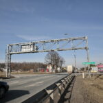 Miejsce gdzie ma powstać rondo. Skrzyżowanie ulic Maciejówki i drogi nr 74 / Marzena Mąkosa / Radio Kielce