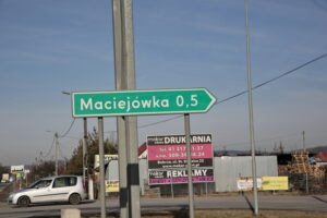 Miejsce gdzie ma powstać rondo. Skrzyżowanie ulic Maciejówki i drogi nr 74 / Marzena Mąkosa / Radio Kielce