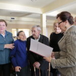 Franciszek Bugajski skończył 100 lat. Po prawej: Agata Wojtyszek - wojewoda świętokrzyski / Marzena Mąkosa / Radio Kielce