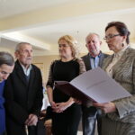 Franciszek Bugajski skończył 100 lat. Po prawej: Agata Wojtyszek - wojewoda świętokrzyski. Po lewej: Bronisława i Franciszek  Bugajscy  / Marzena Mąkosa / Radio Kielce