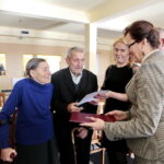 Franciszek Bugajski skończył 100 lat. Po prawej: Agata Wojtyszek - wojewoda świętokrzyski. Po lewej: Bronisława i Franciszek  Bugajscy  / Marzena Mąkosa / Radio Kielce