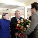 Franciszek Bugajski skończył 100 lat. Po lewej: Bronisława i Franciszek  Bugajscy. Kwiaty wręcza Agata Wojtyszek - wojewoda świętokrzyski  / Marzena Mąkosa / Radio Kielce