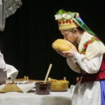 Widowisko obrzędowe „Wesele świętokrzyskie” w Centrum Edukacji i Kultury „Szklany Dom” / Marzena Mąkosa / Radio Kielce