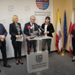 Briefing w Urzędzie Marszałkowskim na temat drugiego naboru grantobiorców do programu POWER. Na zdjęciu (od lewej): Marek Banasik, Renata Janik - wicemarszałek województwa świętokrzyskiego, Andrzej Bętkowski - marszałek województwa świętokrzyskiego i Magdalena Fudala / Marzena Mąkosa / Radio Kielce