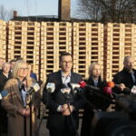 Spotkanie premiera Mateusza Morawieckiego z przedsiębiorcami w Zagnańsku. Joanna Kopcińska - rzecznik rządu, premier Mateusz Morawiecki i Teresa Czerwińska - minister finansów / Marzena Mąkosa / Radio Kielce