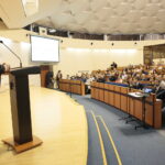 Spotkanie przedstawicieli Ministerstwa Cyfryzacji oraz Ministerstwa Spraw Wewnętrznych i Administracji z pracownikami świętokrzyskich samorządów odpowiedzialnymi za wydawanie e-dowodów osobistych. Po lewej Krzysztof Słoń - senator RP / Marzena Mąkosa / Radio Kielce