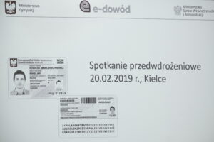 Spotkanie przedstawicieli Ministerstwa Cyfryzacji oraz Ministerstwa Spraw Wewnętrznych i Administracji z pracownikami świętokrzyskich samorządów odpowiedzialnymi za wydawanie e-dowodów osobistych / Marzena Mąkosa / Radio Kielce