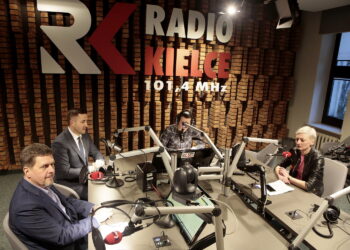 Punkty widzenia. Na zdjęciu (od lewej): Jarosław Karyś - radny, Kamil Suchański - przewodniczący rady miasta, Wiktor Dziarmaga - Radio Kielce i Agata Wojda - radna / Marzena Mąkosa / Radio Kielce
