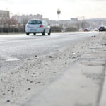 Piasek na chodnikach, ścieżkach rowerowych i ulicach / Marzena Mąkosa / Radio Kielce