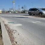 Piasek na chodnikach, ścieżkach rowerowych i ulicach / Marzena Mąkosa / Radio Kielce