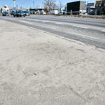 Piasek na chodnikach, ścieżkach rowerowych i ulicach / Marzena Mąkosa / Radio Kielce