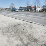 Piasek na chodnikach, ścieżkach rowerowych i ulicach / Marzena Mąkosa / Radio Kielce