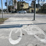 Piasek na chodnikach, ścieżkach rowerowych i ulicach / Marzena Mąkosa / Radio Kielce