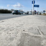 Piasek na chodnikach, ścieżkach rowerowych i ulicach / Marzena Mąkosa / Radio Kielce