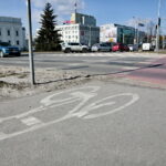 Piasek na chodnikach, ścieżkach rowerowych i ulicach / Marzena Mąkosa / Radio Kielce