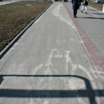 Piasek na chodnikach, ścieżkach rowerowych i ulicach / Marzena Mąkosa / Radio Kielce