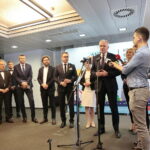 Briefing prasowy wicepremiera Jarosława Gowina oraz minister przedsiębiorczości i technologii Jadwigi Emilewicz. Na zdjęciu: wicepremier Jarosław Gowin / Marzena Mąkosa / Radio Kielce