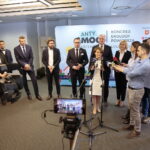 Briefing prasowy wicepremiera Jarosława Gowina oraz minister przedsiębiorczości i technologii Jadwigi Emilewicz. Na zdjęciu: wicepremier Jarosław Gowin / Marzena Mąkosa / Radio Kielce