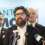 Briefing prasowy wicepremiera Jarosława Gowina oraz minister przedsiębiorczości i technologii Jadwigi Emilewicz. Na zdjęciu Piotr Woźny - pełnomocnik Prezesa Rady Ministrów do spraw programu „Czyste Powietrze” / Marzena Mąkosa / Radio Kielce