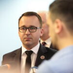 Briefing prasowy wicepremiera Jarosława Gowina oraz minister przedsiębiorczości i technologii Jadwigi Emilewicz. Na zdjęciu Michał Cieślak - poseł Porozumienia / Marzena Mąkosa / Radio Kielce