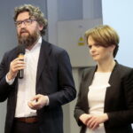 Briefing prasowy wicepremiera Jarosława Gowina oraz minister przedsiębiorczości i technologii Jadwigi Emilewicz. Na zdjęciu: Piotr Woźny - pełnomocnik Prezesa Rady Ministrów do spraw programu „Czyste Powietrze” i Jadwiga Emilewicz - minister przedsiębiorczości i technologi / Marzena Mąkosa / Radio Kielce