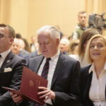 Konferencja dotycząca wsparcia dla przedsiębiorców z terenu świętokrzyskiego w ramach Funduszy Europejskich. Na zdjęciu (od lewej): Michał Cieślak - poseł Porozumienia, Jarosław Gowin - wicepremier, minister nauki i szkolnictwa wyższego, Renata Janik - wicemarszałek województwa świętokrzyskiego / Marzena Mąkosa / Radio Kielce