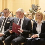 Konferencja dotycząca wsparcia dla przedsiębiorców z terenu świętokrzyskiego w ramach Funduszy Europejskich. Na zdjęciu (od lewej): Michał Cieślak - poseł Porozumienia, Jarosław Gowin - wicepremier, minister nauki i szkolnictwa wyższego, Renata Janik - wicemarszałek województwa świętokrzyskiego / Marzena Mąkosa / Radio Kielce