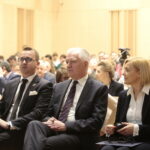 Konferencja dotycząca wsparcia dla przedsiębiorców z terenu świętokrzyskiego w ramach Funduszy Europejskich. Na zdjęciu (od lewej): Michał Cieślak - poseł Porozumienia, Jarosław Gowin - wicepremier, minister nauki i szkolnictwa wyższego, Renata Janik - wicemarszałek województwa świętokrzyskiego / Marzena Mąkosa / Radio Kielce