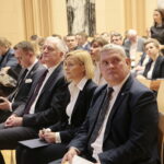 Konferencja dotycząca wsparcia dla przedsiębiorców z terenu świętokrzyskiego w ramach Funduszy Europejskich. Na zdjęciu (od lewej): Michał Cieślak - poseł Porozumienia, Jarosław Gowin - wicepremier, minister nauki i szkolnictwa wyższego, Renata Janik - wicemarszałek województwa świętokrzyskiego / Marzena Mąkosa / Radio Kielce