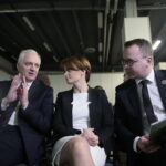 Oficjalne otwarcie I Kongresu Ekologii Powietrza w Targach Kielce. Na zdjęciu (od lewej): Jarosław Gowin - wicepremier, Jadwiga Emilewicz - minister przedsiębiorczości i technologii, Michał Cieślak - poseł Porozumienia / Marzena Mąkosa / Radio Kielce