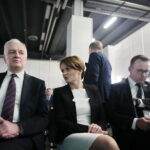 Oficjalne otwarcie I Kongresu Ekologii Powietrza w Targach Kielce. Na zdjęciu (od lewej): Jarosław Gowin - wicepremier, Jadwiga Emilewicz - minister przedsiębiorczości i technologii, Michał Cieślak - poseł Porozumienia / Marzena Mąkosa / Radio Kielce