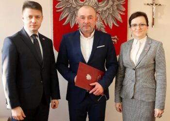 Kielce. Powołanie wojewódzkiego inspektora drogowego. Na zdjęciu (od lewej): wicewojewoda Bartłomiej Dorywalski, Patryk Czuba - Świętokrzyski Wojewódzki Inspektor Transportu Drogowego i wojewoda Agata Wojtyszek / ŚUW