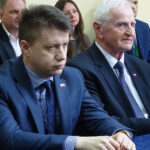 Baćkowice. Spotkanie ministra rolnictwa Jana Krzysztofa Ardanowskiego z rolnikami powiatu opatowskiego. Na zdjęciu (od lewej) Bartłomiej Dorywalski - wicewojewoda świętokrzyski, członek zarządu województwa Marek Jońca / Emilia Sitarska / Radio Kielce