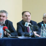 Baćkowice. Spotkanie ministra rolnictwa Jana Krzysztofa Ardanowskiego z rolnikami powiatu opatowskiego. Na zdjęciu (od lewej) Jan Krzysztof Ardanowski - minister rolnictwa, Marek Kwitek - poseł PiS, Józef Cepil - dyrektor ARiMR w Kielcach / Emilia Sitarska / Radio Kielce