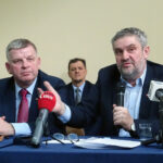 Baćkowice. Spotkanie ministra rolnictwa Jana Krzysztofa Ardanowskiego z rolnikami powiatu opatowskiego. Na zdjęciu (od lewej) senator Jarosław Rusiecki i minister rolnictwa Jan Krzysztof Ardanowski / Emilia Sitarska / Radio Kielce
