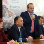 Opatów. Spotkanie z rolnikami ws. dopłat bezpośrednich i rolniczego handlu detalicznego. Na zdjęciu (od lewej): wicestarosta opatowski – Małgorzata Jalowska, poseł PiS – Marek Kwitek, Jarosław Krzyżanowski – zastępca dyrektora regionalnego oddziału ARiMR w Kielcach, dyrektor KOWR-u w Kielcach Jacek Toś, powiatowy lekarz weterynarii w Opatowie – Bogusław Mąka / Emilia Sitarska / Radio Kielce