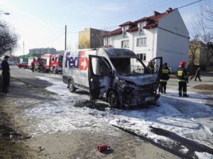 Akcja gaśnicza pożaru samochodu dostawczego / Emilia Sitarska / Radio Kielce