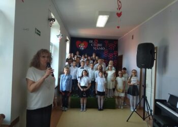 Szkoła w Wymysłowie. Z lewej Ida Nowakowska-Łapa / Archiwum szkoły