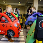 7.12.2016 Kielce. Starosta Kielecki przekazał  Miejskiemu Komendantowiu Policji zestaw pomocy dydaktycznych "Autochodzik" / Wojciech Habdas / Radio Kielce