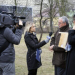 Zaproś do siebie sikorki i jerzyki - akcja Polskiego Radia Kielce. Na zdjęciu (od lewej): Marlena Wojnowska - TVP3 Kielce, dr Jarosław Sułek - ornitolog i Magdalena Sitek / Robert Felczak / Radio Kielce