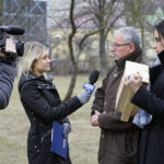 Zaproś do siebie sikorki i jerzyki - akcja Polskiego Radia Kielce. Na zdjęciu (od lewej): Marlena Wojnowska - TVP3 Kielce, dr Jarosław Sułek - ornitolog i Magdalena Sitek / Robert Felczak / Radio Kielce