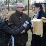 Zaproś do siebie sikorki i jerzyki - akcja Polskiego Radia Kielce. Na zdjęciu (od lewej): Marlena Wojnowska - TVP3 Kielce, dr Jarosław Sułek - ornitolog i Magdalena Sitek / Robert Felczak / Radio Kielce