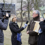 Zaproś do siebie sikorki i jerzyki - akcja Polskiego Radia Kielce. Na zdjęciu (od lewej): Marlena Wojnowska - TVP3 Kielce, dr Jarosław Sułek - ornitolog i Magdalena Sitek / Robert Felczak / Radio Kielce