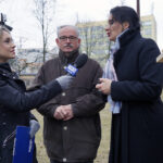 Zaproś do siebie sikorki i jerzyki - akcja Polskiego Radia Kielce. Na zdjęciu (od lewej): Marlena Wojnowska - TVP3 Kielce, dr Jarosław Sułek - ornitolog i Magdalena Sitek / Robert Felczak / Radio Kielce