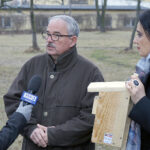 Zaproś do siebie sikorki i jerzyki - akcja Polskiego Radia Kielce. Na zdjęciu (od lewej): dr Jarosław Sułek - ornitolog i Magdalena Sitek / Robert Felczak / Radio Kielce