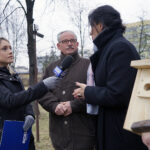 Zaproś do siebie sikorki i jerzyki - akcja Polskiego Radia Kielce. Na zdjęciu (od lewej): Marlena Wojnowska - TVP3 Kielce, dr Jarosław Sułek - ornitolog i Magdalena Sitek / Robert Felczak / Radio Kielce