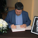 W związku ze śmiercią byłego premiera RP Jana Olszewskiego w kieleckim ratuszu wyłożono księgę kondolencyjną. Wpisał się do niej, m.in., Jarosław Karyś, wiceprzewodniczący Rady Miasta (na zdjęciu) / Urząd Miasta Kielce